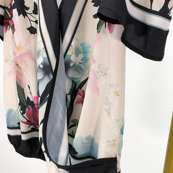 Bluză de damă cu decolteu în V și umerii goi