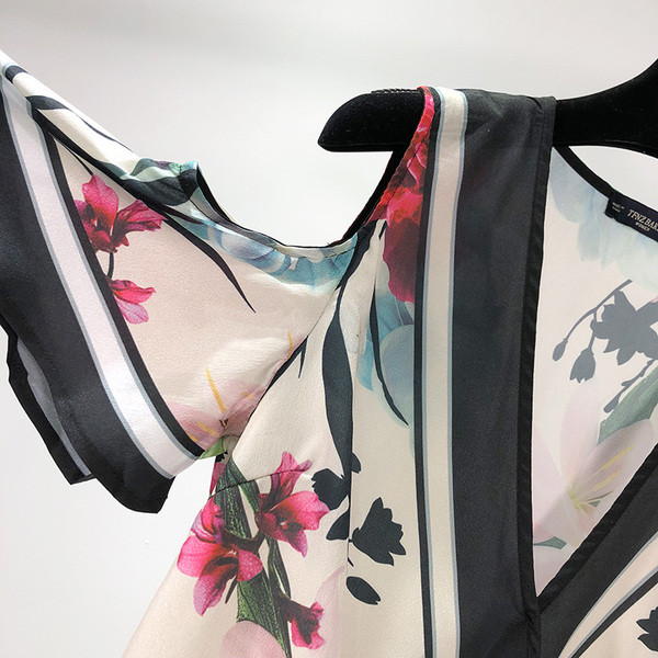 Bluză de damă cu decolteu în V și umerii goi