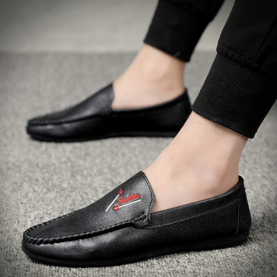 Mocasini moderni pentru bărbați în alb și negru cu broderie