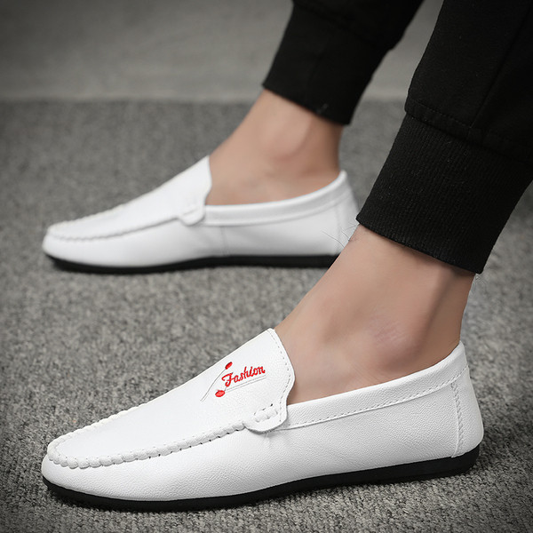 Mocasini moderni pentru bărbați în alb și negru cu broderie