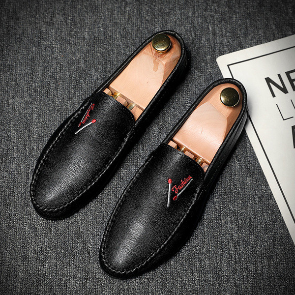 Mocasini moderni pentru bărbați în alb și negru cu broderie