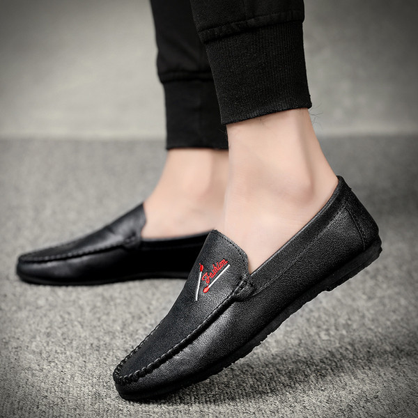 Mocasini moderni pentru bărbați în alb și negru cu broderie