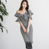 Rochie de damă în carouri cu umerii goi în alb-negru