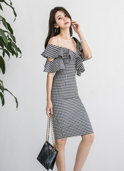 Rochie de damă în carouri cu umerii goi în alb-negru