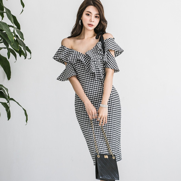 Rochie de damă în carouri cu umerii goi în alb-negru