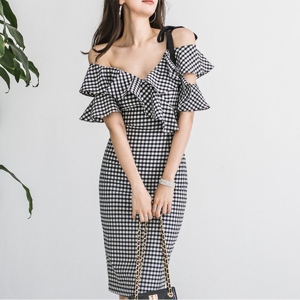 Rochie de damă în carouri cu umerii goi în alb-negru