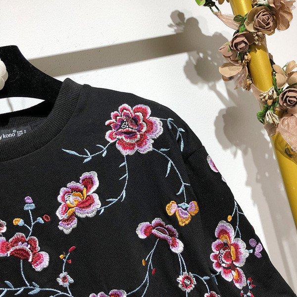 Tricou dama cu broderie de culoare neagra