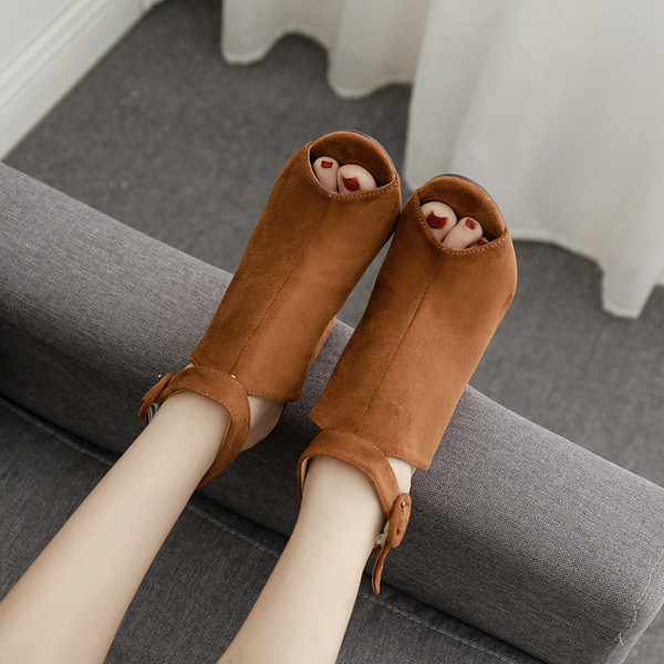 Sandale de dama moderne din piele intoarsa ecologica cu toc gros de culoare maro