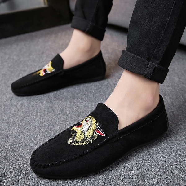 Mocasini pentru bărbați în roșu și negru cu broderie