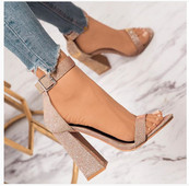 Sandale de dama elegante cu efect stralucitor si toc gros intr-o culoare deschisa