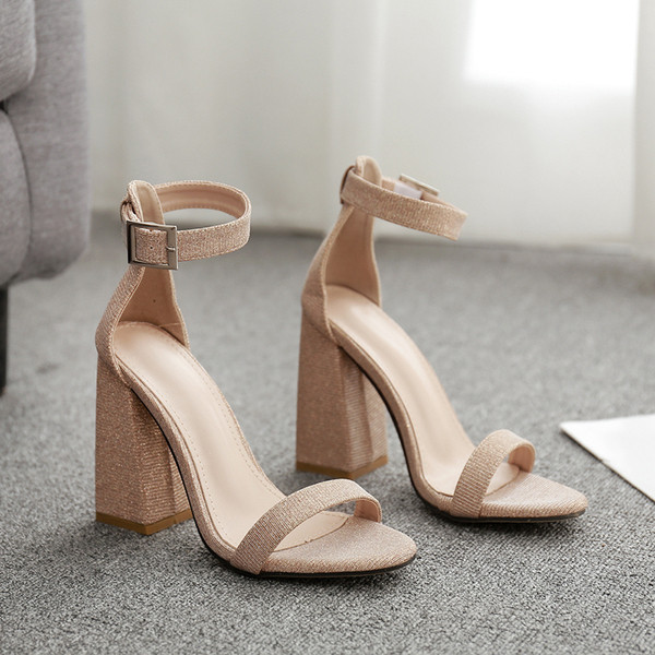 Sandale de dama elegante cu efect stralucitor si toc gros intr-o culoare deschisa