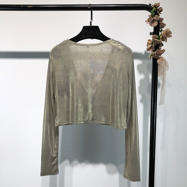 Bluză scurtă de damă cu decolteu în V și mâneci lungi de culoare argintie