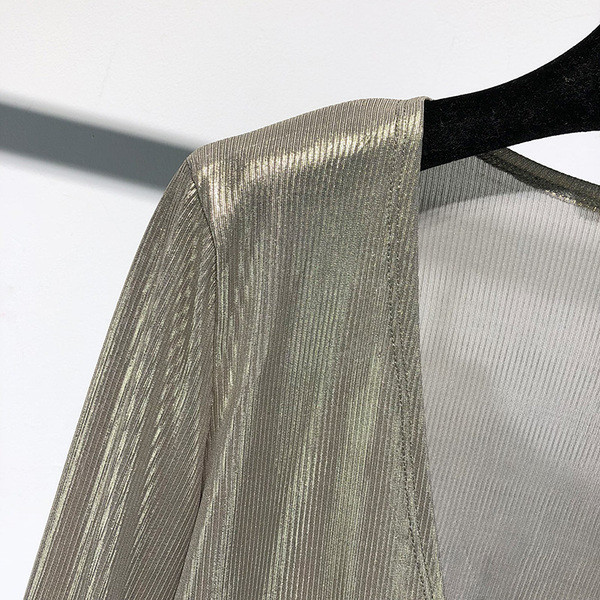 Bluză scurtă de damă cu decolteu în V și mâneci lungi de culoare argintie