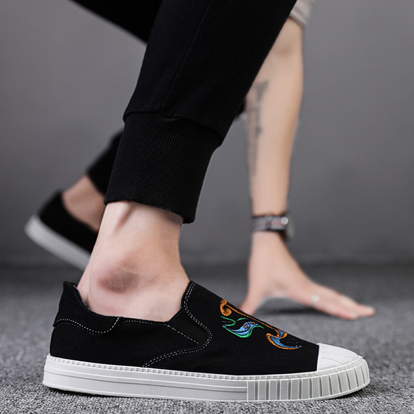 Mocasini moderni pentru bărbați cu broderie - în gri și negru