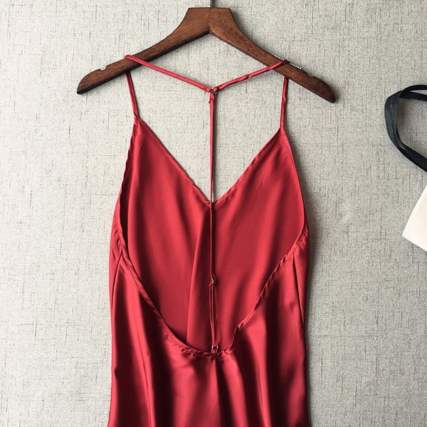 O cămașă de noapte eterică pentru femei în diferite culori