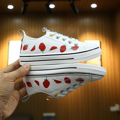 Tenisi copii in trei culori cu aplicatie pentru fete