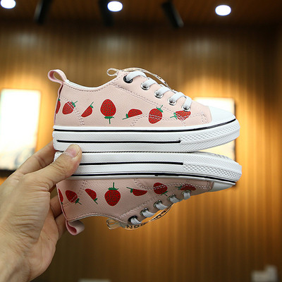 Tenisi copii in trei culori cu aplicatie pentru fete