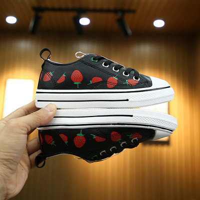 Tenisi copii in trei culori cu aplicatie pentru fete