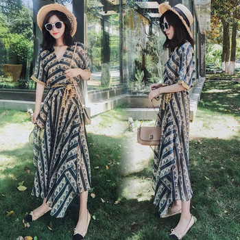 Model actual de rochie de dama cu maneci late