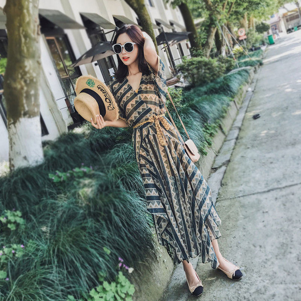 Model actual de rochie de dama cu maneci late