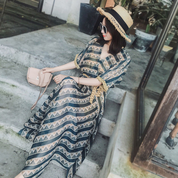 Model actual de rochie de dama cu maneci late