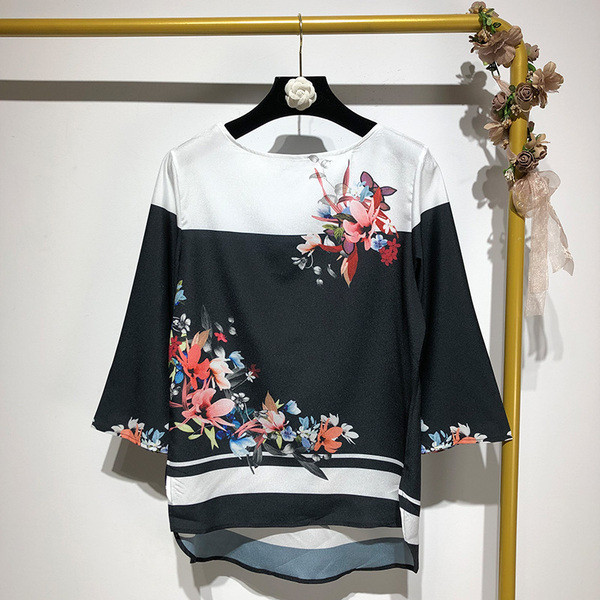 Bluză de damă cu decolteu oval și mâneci 7/8