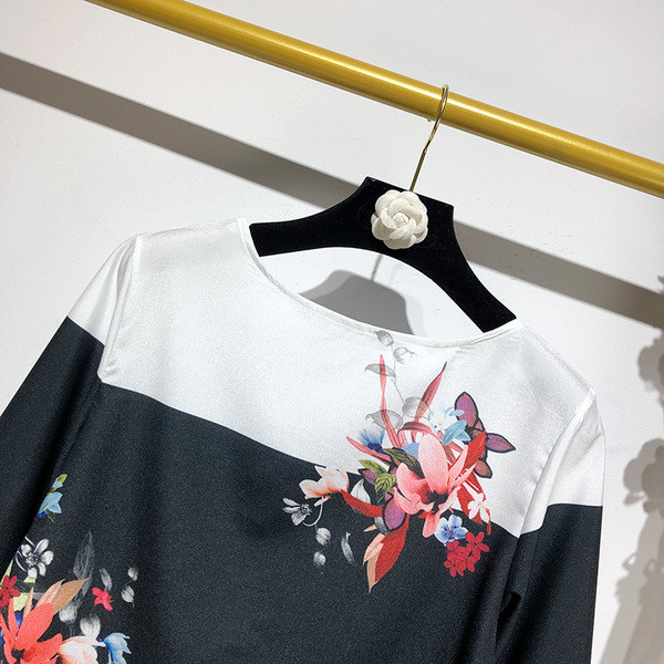 Bluză de damă cu decolteu oval și mâneci 7/8