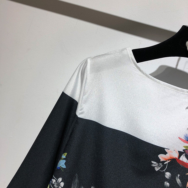 Bluză de damă cu decolteu oval și mâneci 7/8