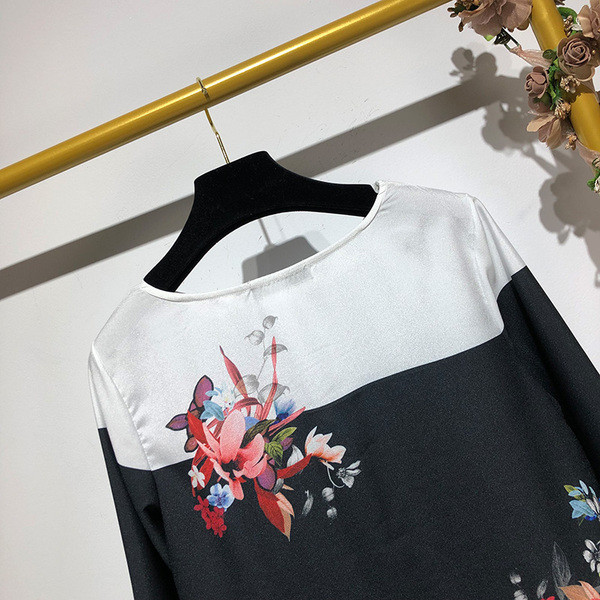 Bluză de damă cu decolteu oval și mâneci 7/8