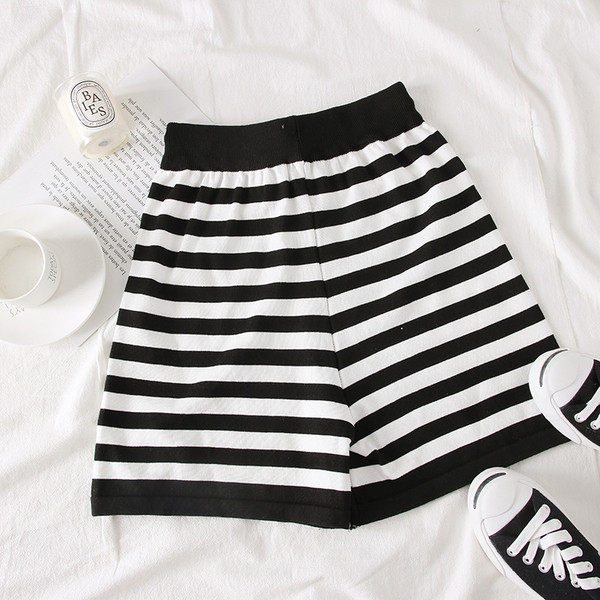 Нов модел къси дамски раирани панталони 