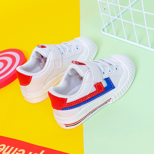 Model nou de adidasi copii in doua culori pentru baieti