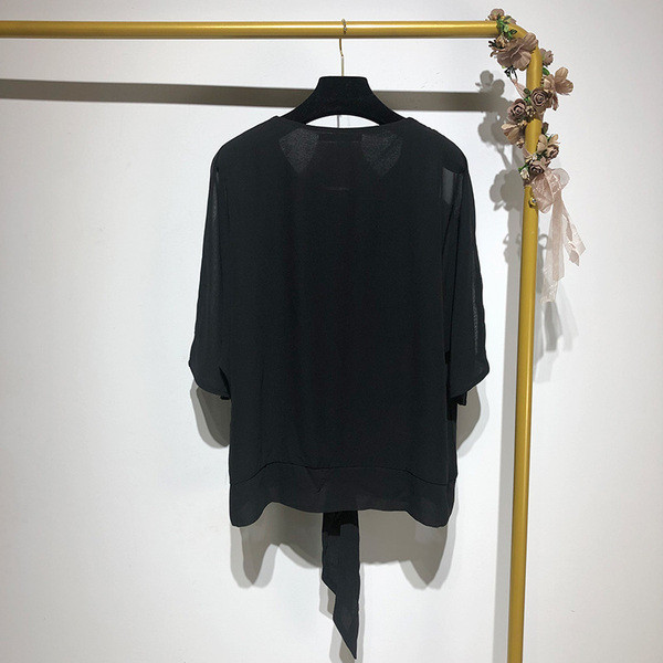 Bluză de damă din tul cu mâneci 7/8 și decolteu oval de culoare neagră