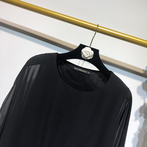 Bluză de damă din tul cu mâneci 7/8 și decolteu oval de culoare neagră