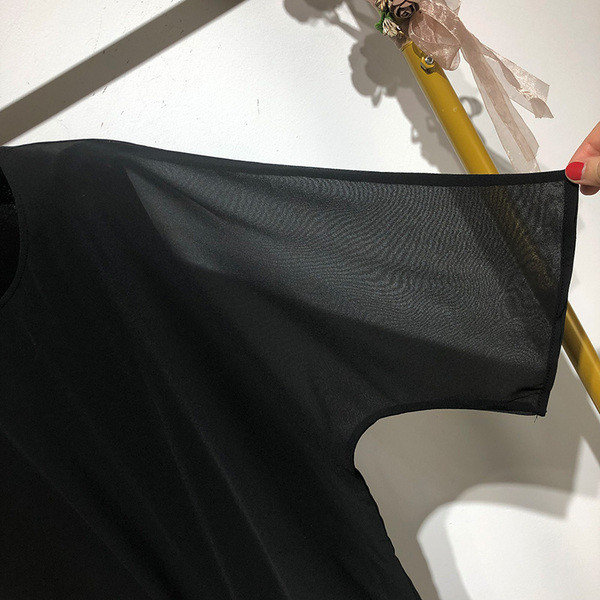 Bluză de damă din tul cu mâneci 7/8 și decolteu oval de culoare neagră