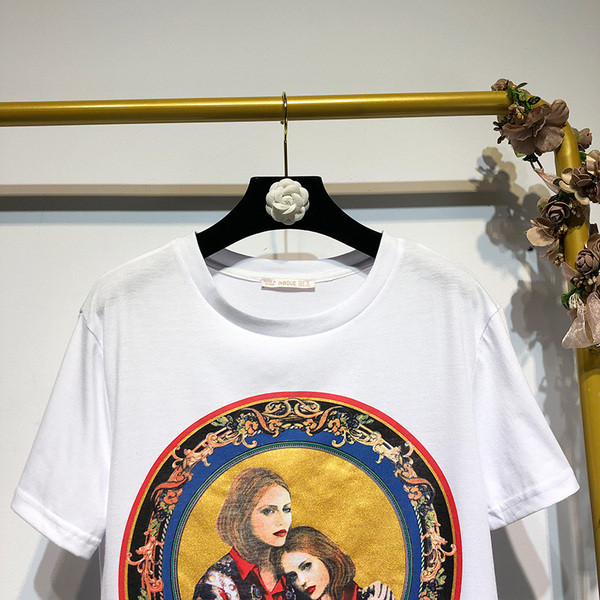 Bluză de damă cu aplicație și mâneci scurte în culoarea albă