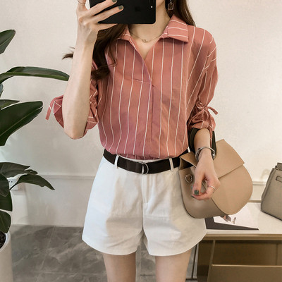 Дамска актуална  риза в три цвята с V-образно деколте 