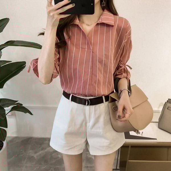 Дамска актуална  риза в три цвята с V-образно деколте 