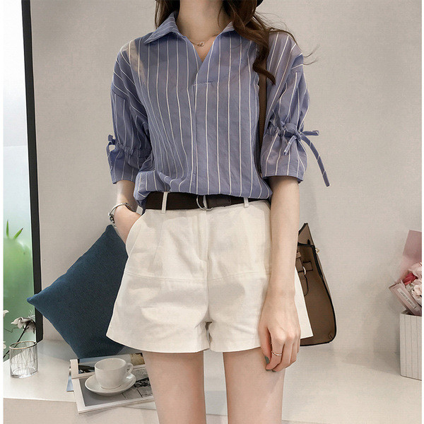 Дамска актуална  риза в три цвята с V-образно деколте 