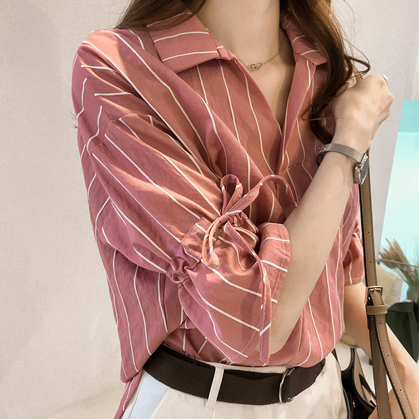 Дамска актуална  риза в три цвята с V-образно деколте 