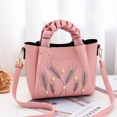 Geanta eleganta cu broderie si decor metalic