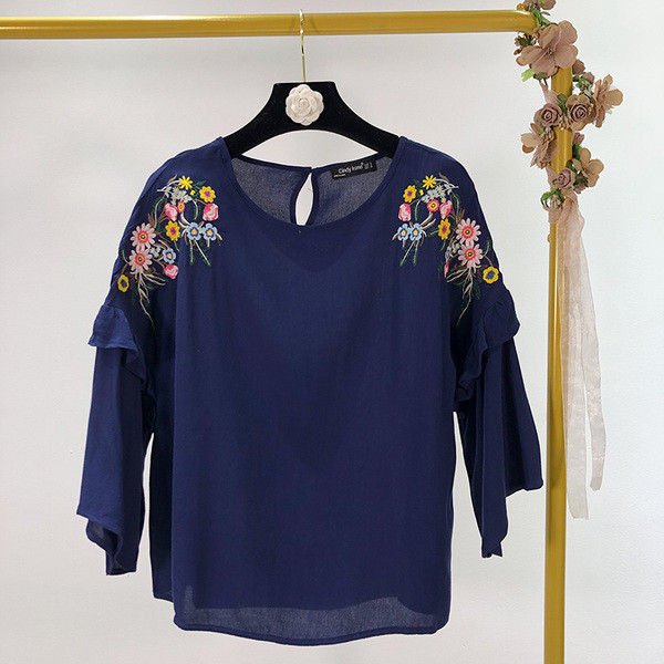 Bluza de dama din sifon cu broderie in albastru