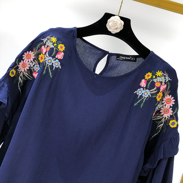 Bluza de dama din sifon cu broderie in albastru