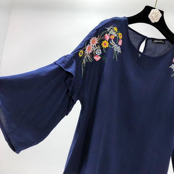 Bluza de dama din sifon cu broderie in albastru