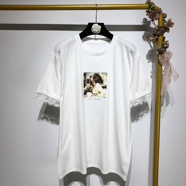 Tricou alb cu aplicatie si maneci scurte cu dantela