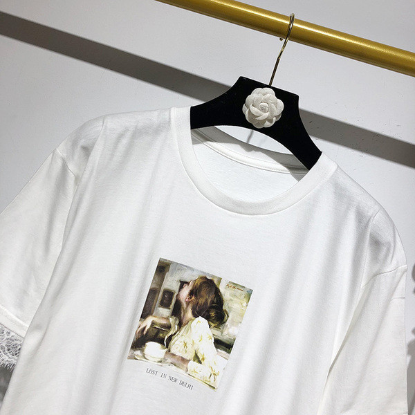 Tricou alb cu aplicatie si maneci scurte cu dantela