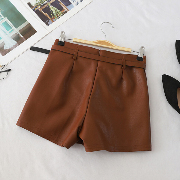 Pantaloni scurti de dama din imitatie de piele cu curea in mai multe culori