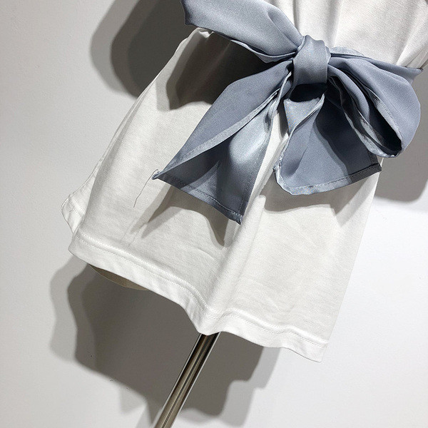 Bluză de damă cu legături în talie și buzunar alb