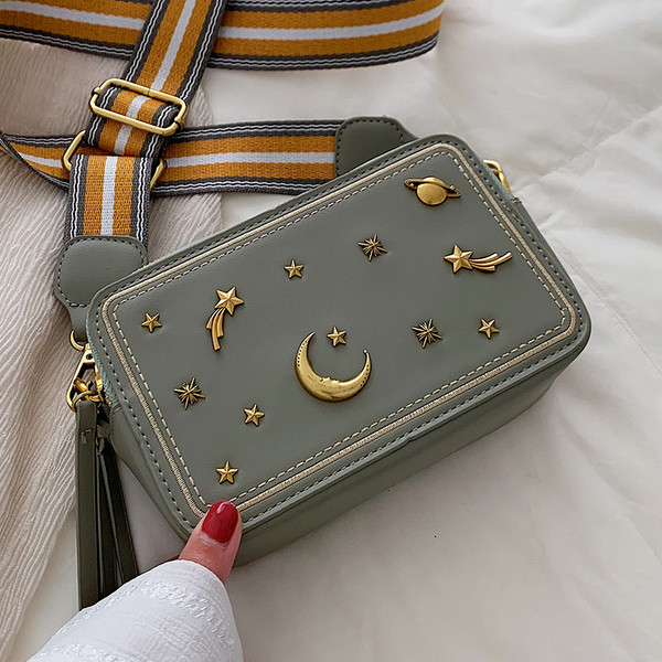 Geanta de dama actuala in cinci culori cu elemente metalice