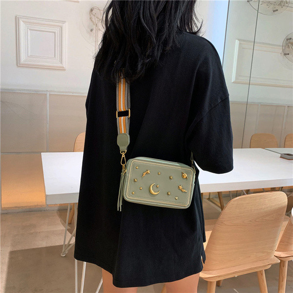 Geanta de dama actuala in cinci culori cu elemente metalice