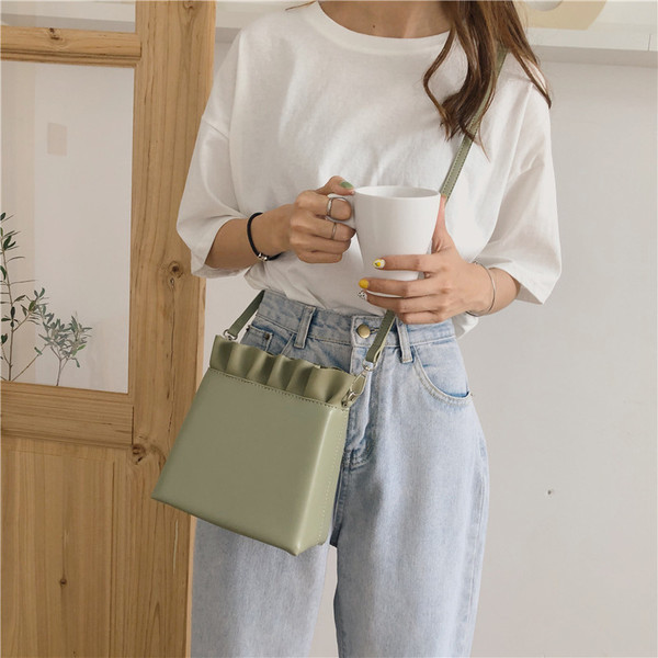 Актуална дамска чанта от еко кожа в два цвята